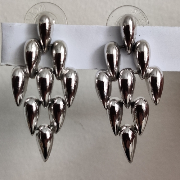 🇨🇦 Vintage Monet cascade chandelier earrings - Picture 2 of 14